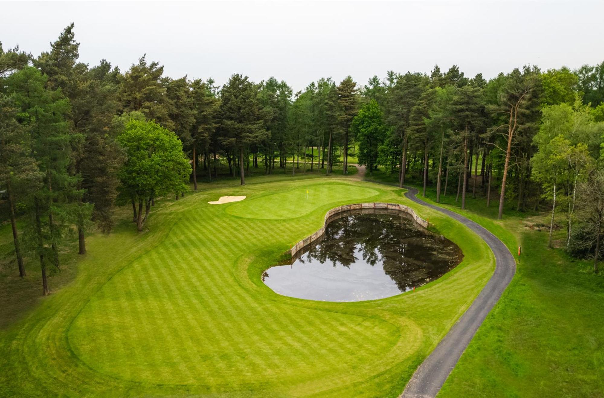Foxhills Club & Resort Ottershaw Екстериор снимка